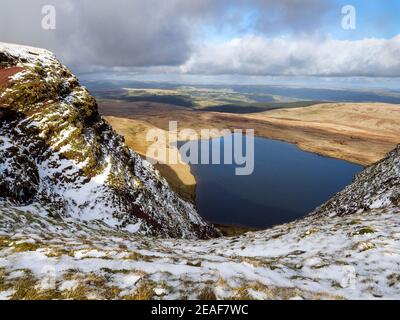 En regardant vers le bas de Bwlch Gledd sur la crête de Fan Brycheiniog jusqu'à lac Llyn y Fan Fawr dans les Brecon Beacons of Pays de Galles du Sud Royaume-Uni Banque D'Images