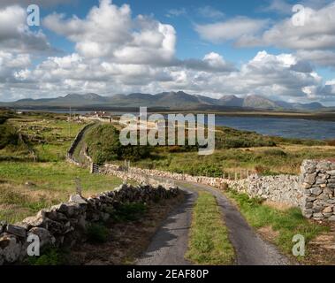 Voie verte sur la péninsule Inis ni en regardant vers Douze Pins montagnes près de Roundstone dans le Connemara Irlande Banque D'Images