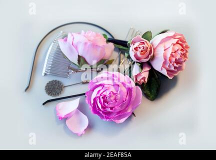 Atelier de formation étape par étape, guide d'artisanat, vue de dessus sur la fabrication de bijoux en cheveux avec fleurs artificielles de rose en mousse, matériau spongieux EVA, mousse Banque D'Images