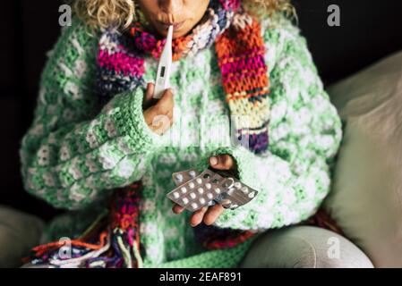 Femme malade à la maison vérifier la température de la fièvre et prendre des pilules médicaments pour lutter contre la grippe et la toux - coronavirus covid-19 ecorché les gens avec scienc Banque D'Images