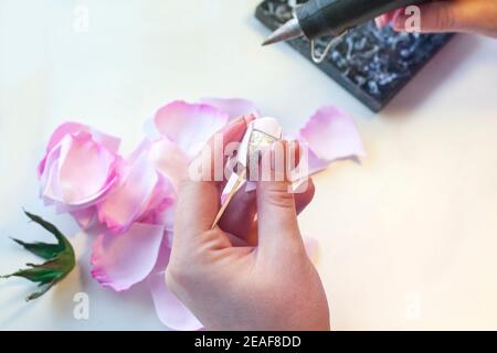 Atelier de formation étape par étape, guide d'artisanat, vue de dessus sur la fabrication de bijoux en cheveux avec fleurs artificielles de rose en mousse, matériau spongieux EVA, mousse Banque D'Images