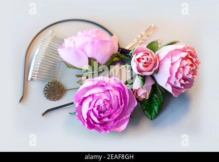 Atelier de formation étape par étape, guide d'artisanat, vue de dessus sur la fabrication de bijoux en cheveux avec fleurs artificielles de rose en mousse, matériau spongieux EVA, mousse Banque D'Images