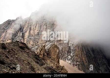 Vue sur Marmolada côté sud depuis le col d'Ombretta. Lieu et ruines de la Grande Guerre. Alpes italiennes. Europe. Banque D'Images