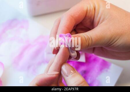 Atelier de formation étape par étape, guide d'artisanat, vue de dessus sur la fabrication de bijoux en cheveux avec fleurs artificielles de rose en mousse, matériau spongieux EVA, mousse Banque D'Images