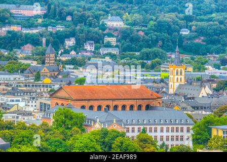 Vue aérienne du palais électoral relié à la basilique de constantin à Trèves, Allemagne Banque D'Images