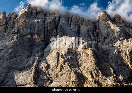 Mur sud du massif de la Marmolada. Les Dolomites. Italie. Europe. Banque D'Images