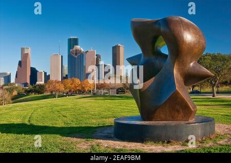 Grande sculpture de la broche par Henry Moore, Buffalo Bayou Park, Allen Parkway, avec vue sur le centre-ville à distance, Houston, Texas, États-Unis Banque D'Images