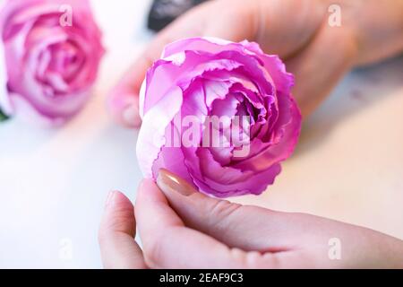 Atelier de formation étape par étape, guide d'artisanat, vue de dessus sur la fabrication de bijoux en cheveux avec fleurs artificielles de rose en mousse, matériau spongieux EVA, mousse Banque D'Images