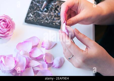 Atelier de formation étape par étape, guide d'artisanat, vue de dessus sur la fabrication de bijoux en cheveux avec fleurs artificielles de rose en mousse, matériau spongieux EVA, mousse Banque D'Images