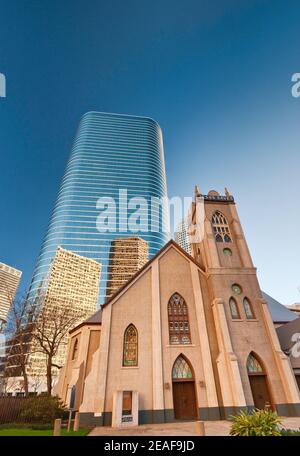 Église baptiste Missionnaire d'Antioch, 1400 Smith Street Tower (ancien Enron Center) derrière, reflétant d'autres gratte-ciels du centre-ville, Houston, Texas, États-Unis Banque D'Images