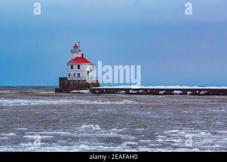 Phare à entrée supérieure avec glace le long de la rive du lac supérieur à Superior, Wisconsin, États-Unis Banque D'Images