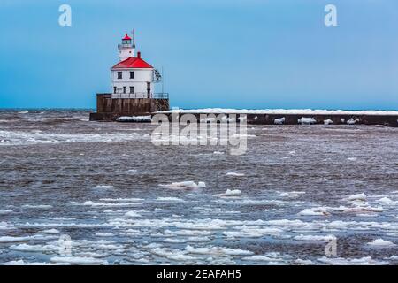 Phare à entrée supérieure avec glace le long de la rive du lac supérieur à Superior, Wisconsin, États-Unis Banque D'Images