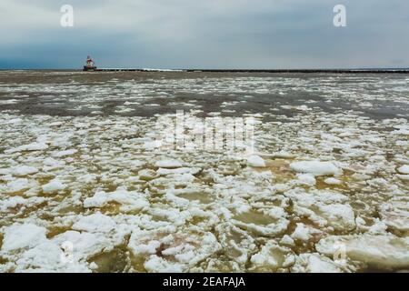 Phare à entrée supérieure avec glace le long de la rive du lac supérieur à Superior, Wisconsin, États-Unis Banque D'Images