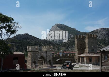 La forteresse génoise est une forteresse de la ville de Sudak, en Crimée, construite par les génoises comme un bastion pour leur colonie dans la région nord de la mer Noire Banque D'Images