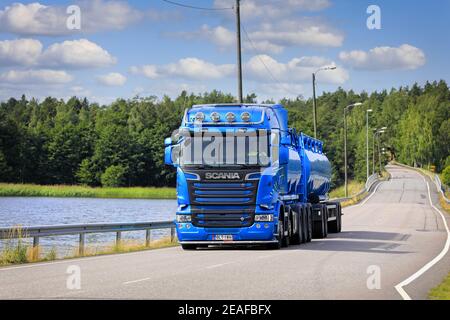 Blue Scania R580 camion-citerne en vrac de Hänninen Group Oy sur le pont Särkisalo un beau jour d'été. Salo, Finlande. 19 juillet 2020. Banque D'Images