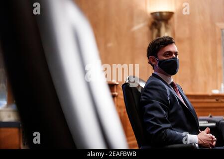 Le sénateur John Ossoff, démocrate de Géorgie, portant un masque protecteur, lors d'une audience de confirmation du Comité sénatorial de la sécurité intérieure et des affaires gouvernementales pour Neera tanden, directeur du Bureau et de la gestion et du budget (OMB) désigné par le président américain Joe Biden, à Washington, DC, États-Unis, le mardi 9 février 2021. Tanden, qui s’est engagé à travailler avec les deux partis après avoir tiré de vives critiques de la part des Républicains pour leur avoir arraché des snippes sur les médias sociaux, a travaillé sur l’Affordable Care Act pendant les années Obama et a été un aide à Hillary Clinton à partir de sa première dame. (Photo de Ting Shen/po Banque D'Images
