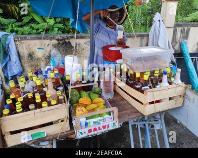 GUADELOUPE, FRANCE - 5 DÉCEMBRE 2019 : le vendeur de rue sert du coco sorbet (cuisine créole traditionnelle dessert de noix de coco) sur l'île de Guadeloupe à Lesser an Banque D'Images