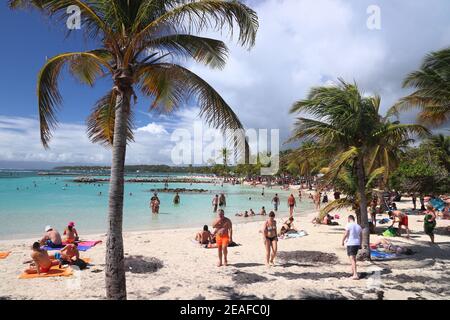 GUADELOUPE, FRANCE - 8 DÉCEMBRE 2019 : les gens passent des vacances à la plage à Sainte Anne sur l'île de la Guadeloupe. La Guadeloupe a 650,000 visiteurs annuels. Banque D'Images