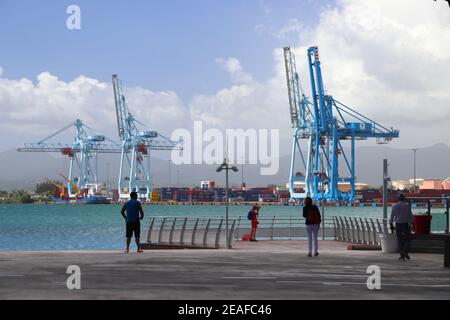 GUADELOUPE, FRANCE - 6 DÉCEMBRE 2019 : les gens regardent les grues du port à Pointe-a-Pitre, Guadeloupe. Pointe-a-Pitre est la plus grande ville de Guad Banque D'Images