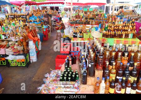 GUADELOUPE, FRANCE - 6 DÉCEMBRE 2019 : boutique de souvenirs avec boissons et épices à Pointe-a-Pitre, Guadeloupe. Pointe-a-Pitre est la plus grande ville Banque D'Images