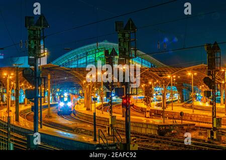 Vue de nuit de la gare principale de Cologne, Allemagne Banque D'Images