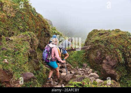 GUADELOUPE, FRANCE - 1 décembre 2019 : randonnée pédestre le sentier du sommet de La Soufrière volcan en Caraïbes île française de la Guadeloupe. La Soufriere's l Banque D'Images