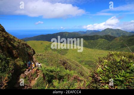 GUADELOUPE, FRANCE - 1 décembre 2019 : randonnée pédestre le sentier du sommet de La Soufrière volcan en Caraïbes île française de la Guadeloupe. La Soufriere's l Banque D'Images