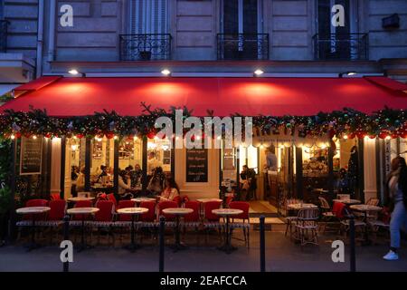 PARIS, FRANCE - 10 DÉCEMBRE 2019 : les gens visitent le bistrot local dans le 7ème arrondissement de Paris, France. Paris est la plus grande ville de France, avec 12.5 km Banque D'Images