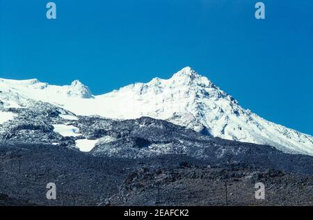 1992 Nouvelle-Zélande - Mt. Domaine skiable de Ruapehu montrant le pic de Girdlestone. Un pic de 2658 m au sud du lac Crater sur le mont Ruapehu. Champ de ski de Whakapapa Parc national de Tongariro Île du Nord Nouvelle-Zélande Banque D'Images