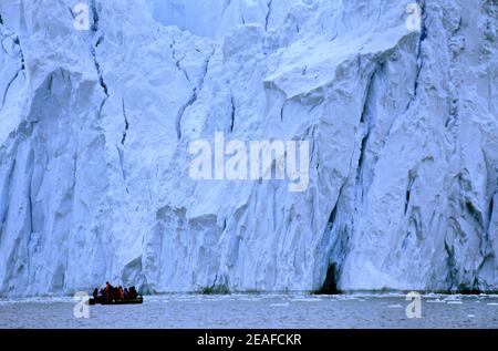 Grand glacier avec de hauts murs de glace visité par les touristes Dans un zodiaque sur l'Antarctique Banque D'Images