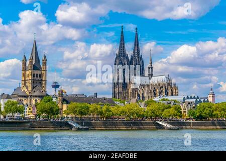 Paysage urbain de Cologne avec pont Hohenzollern, cathédrale et église Saint Martin, Allemagne Banque D'Images
