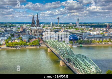 Vue aérienne de la cathédrale de Cologne et du pont Hohenzollern sur Rhein, Allemagne Banque D'Images