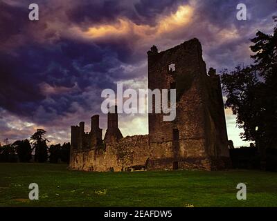 Image d'une demeure pittoresque du château médiéval contre un ciel coloré. Banque D'Images