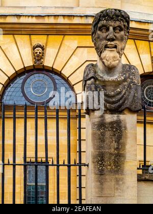 Détail extérieur du Sheldonian Theatre à Oxford Angleterre Royaume-Uni construit de 1664 à 1669 après un design de Sir Christopher Wren pour l'université d'Oxford. Banque D'Images