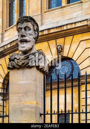 Détail extérieur du Sheldonian Theatre à Oxford Angleterre Royaume-Uni construit de 1664 à 1669 après un design de Sir Christopher Wren pour l'université d'Oxford. Banque D'Images