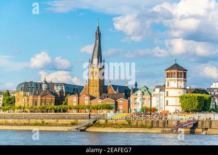 Rive du Rhin à Dusseldorf avec église Saint Lambertus, Allemagne Banque D'Images