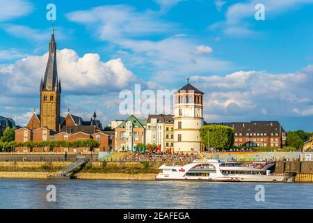 Rive du Rhin à Dusseldorf avec église Saint Lambertus, Allemagne Banque D'Images