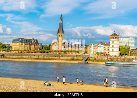 Rive du Rhin à Dusseldorf avec église Saint Lambertus, Allemagne Banque D'Images