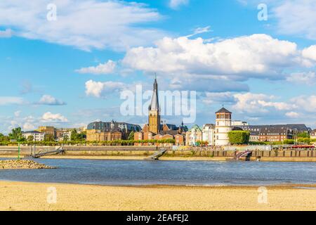 Rive du Rhin à Dusseldorf avec église Saint Lambertus, Allemagne Banque D'Images