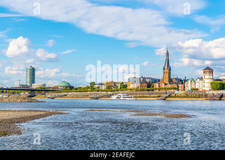 Rive du Rhin à Dusseldorf avec église Saint Lambertus, Allemagne Banque D'Images