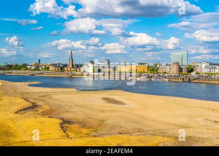 Rive du Rhin à Dusseldorf avec église Saint Lambertus, Allemagne Banque D'Images