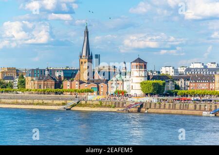 Rive du Rhin à Dusseldorf avec église Saint Lambertus, Allemagne Banque D'Images