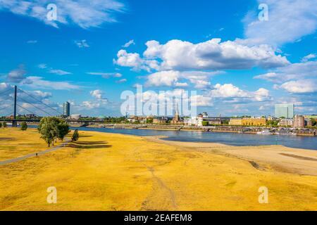 Rive du Rhin à Dusseldorf avec église Saint Lambertus, Allemagne Banque D'Images