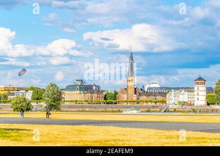 Rive du Rhin à Dusseldorf avec église Saint Lambertus, Allemagne Banque D'Images