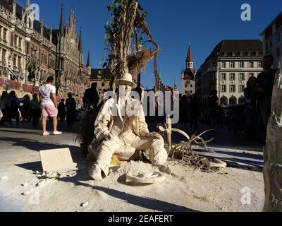 Munich, Sculpture humaine, art performant, place Sainte-Marie, Marienplatz, Bavière Bayern, Allemagne Banque D'Images