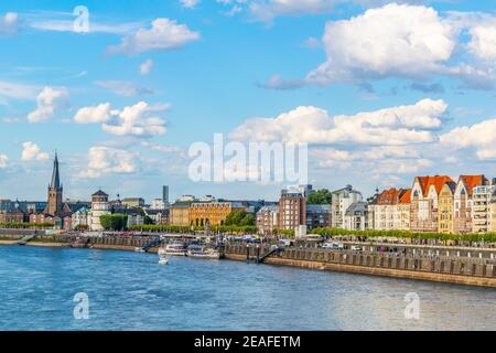 Rive du Rhin à Dusseldorf avec église Saint Lambertus, Allemagne Banque D'Images