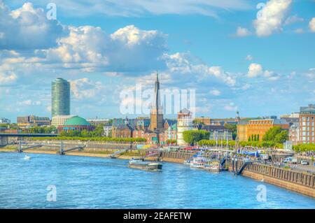 Rive du Rhin à Dusseldorf avec église Saint Lambertus, Allemagne Banque D'Images