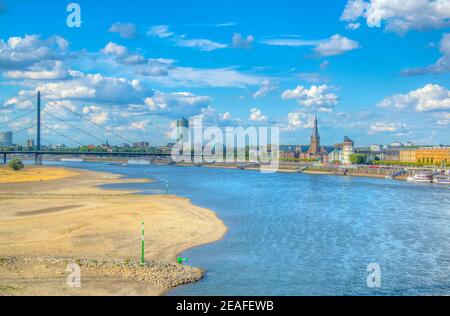 Rive du Rhin à Dusseldorf avec église Saint Lambertus, Allemagne Banque D'Images