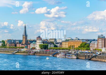 Rive du Rhin à Dusseldorf avec église Saint Lambertus, Allemagne Banque D'Images