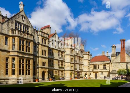 Le nouveau Quad au Brasenose College. Les étudiants de l'université profitent du soleil en plein air à Alma mater de l'ancien Premier ministre britannique David Cameron Banque D'Images